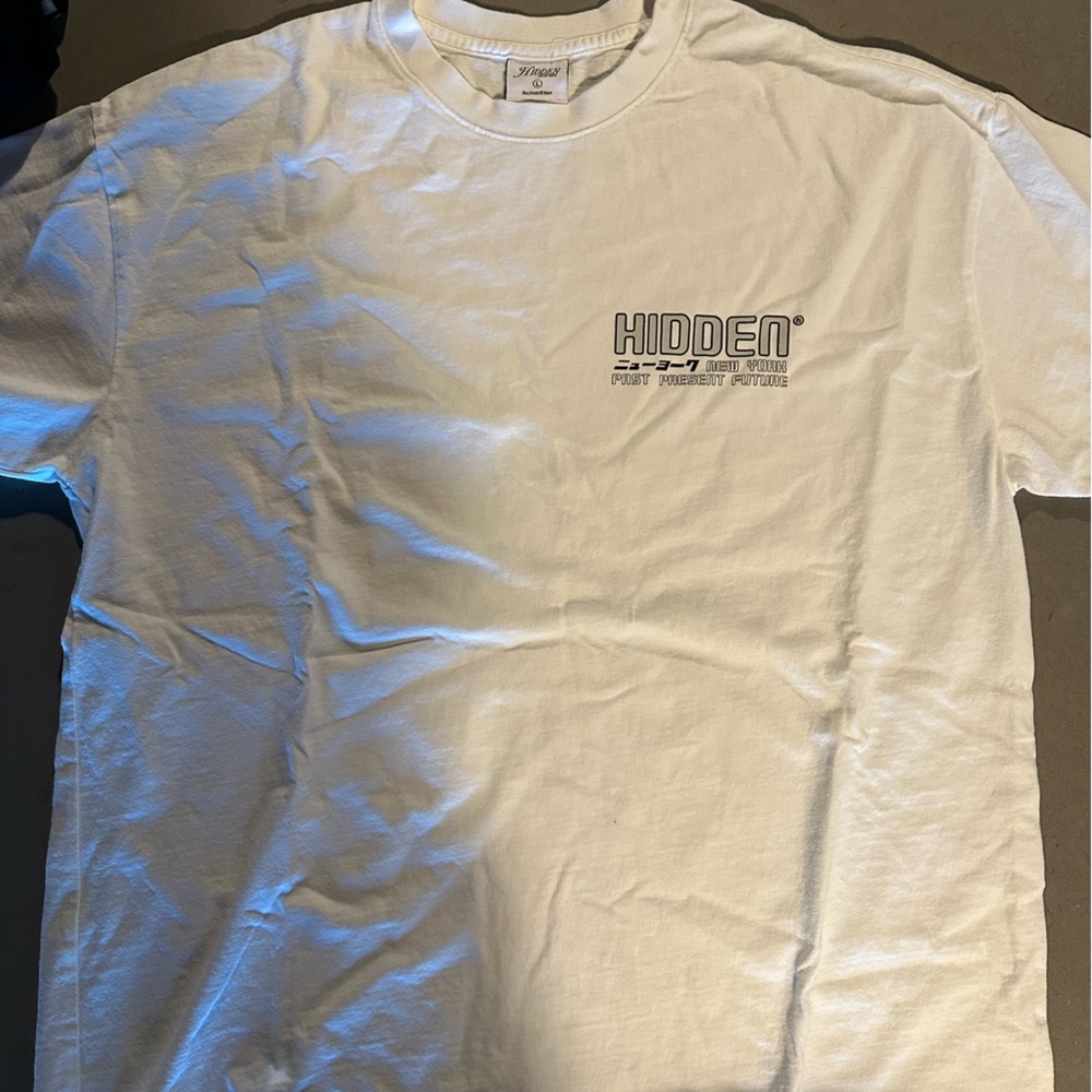 Hidden- Large Koi Tee × 1
L / White